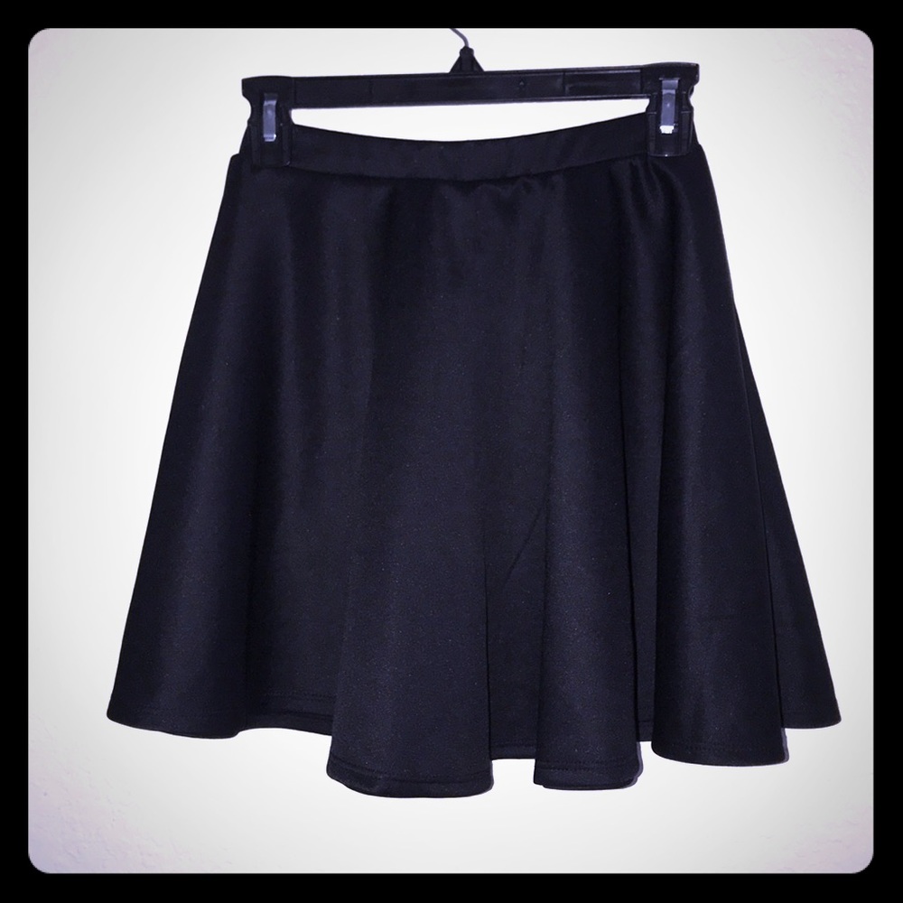Black  Flowy Flair mini skirt ❤️❤️❤️